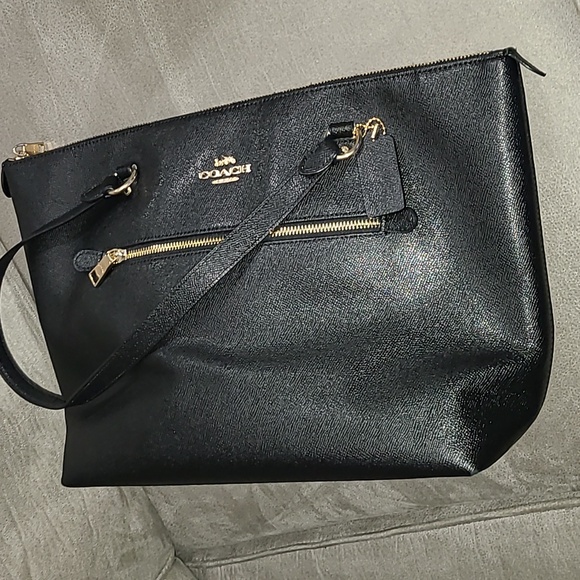 Coach Gallery Tote in Black Crossgrain‎ Leather with Goldtone Hardware - Picture 8 of 16